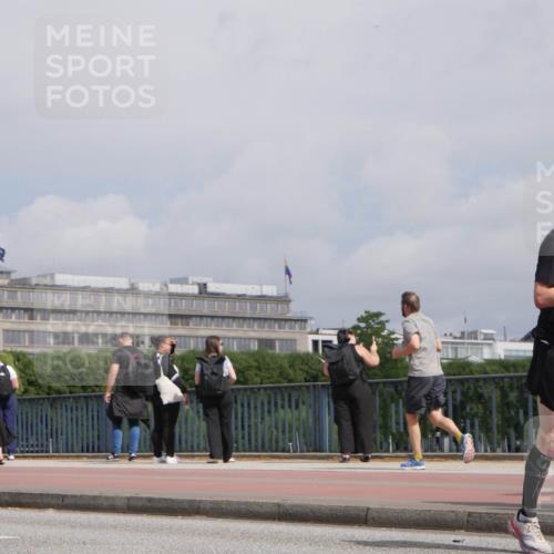 29.06.2025 - hella hamburg halbmarathon Luisa Fischer http://msf.ph/oto/8504376 29.06.2025 10:15:36 Kennedybrücke 2942, 3363, 4532, 7014, 9705, 10067, 10409 meine-sportfotos.de
