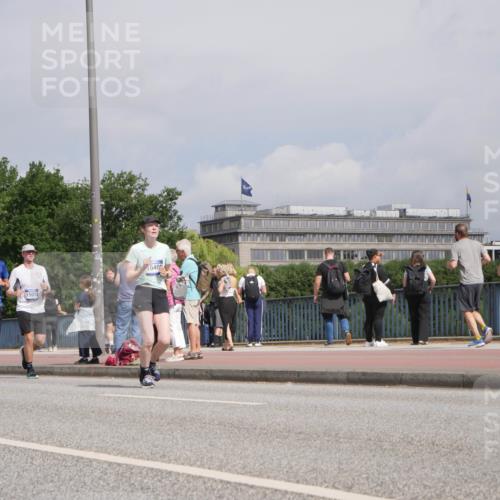 29.06.2025 - hella hamburg halbmarathon Luisa Fischer http://msf.ph/oto/8504383 29.06.2025 10:15:37 Kennedybrücke 9705, 15012, 1040, 2531, 2942, 4532, 7014, 8405, 9705, 10409 meine-sportfotos.de