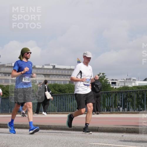 29.06.2025 - hella hamburg halbmarathon Luisa Fischer http://msf.ph/oto/8504413 29.06.2025 10:15:40 Kennedybrücke 1501, 9705, 2531, 2942, 3360, 4532, 8398, 8405, 9705, 10409 meine-sportfotos.de
