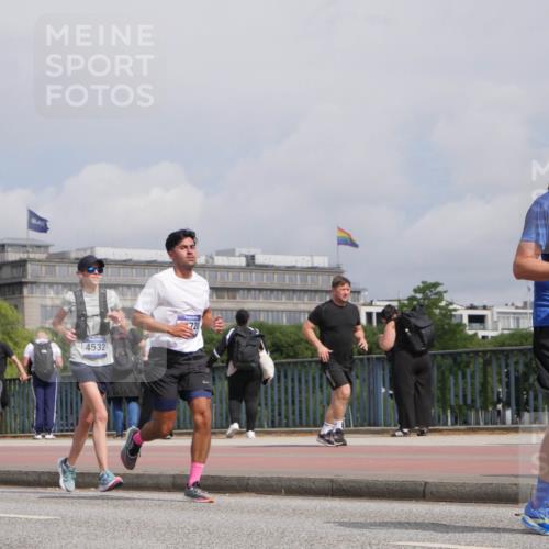 29.06.2025 - hella hamburg halbmarathon Luisa Fischer http://msf.ph/oto/8504429 29.06.2025 10:15:41 Kennedybrücke 14863, 4532, 9705, 2531, 2942, 3360, 4532, 8398, 8405, 9705, 10409 meine-sportfotos.de