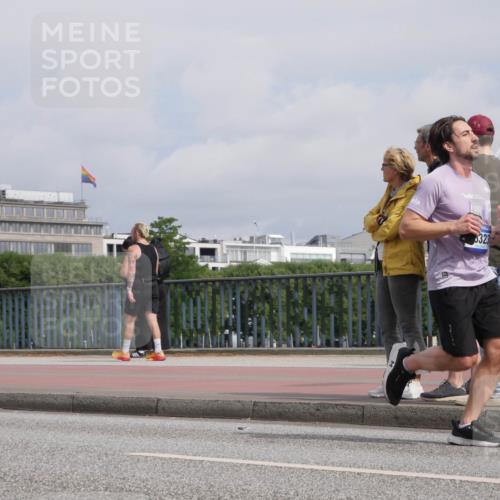29.06.2025 - hella hamburg halbmarathon Luisa Fischer http://msf.ph/oto/8504487 29.06.2025 10:15:47 Kennedybrücke 2531, 0323, 1020, 1051, 2531, 2942, 3360, 4187, 6489, 7873, 8398, 8405 meine-sportfotos.de