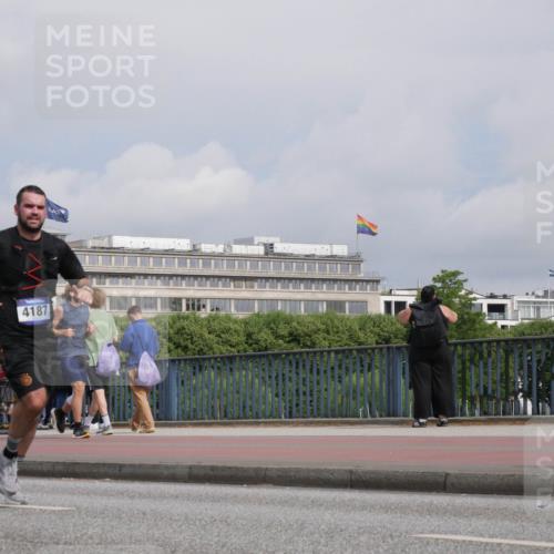 29.06.2025 - hella hamburg halbmarathon Luisa Fischer http://msf.ph/oto/8504494 29.06.2025 10:15:56 Kennedybrücke 4187, 1020, 1051, 4187, 7873, 10581 meine-sportfotos.de