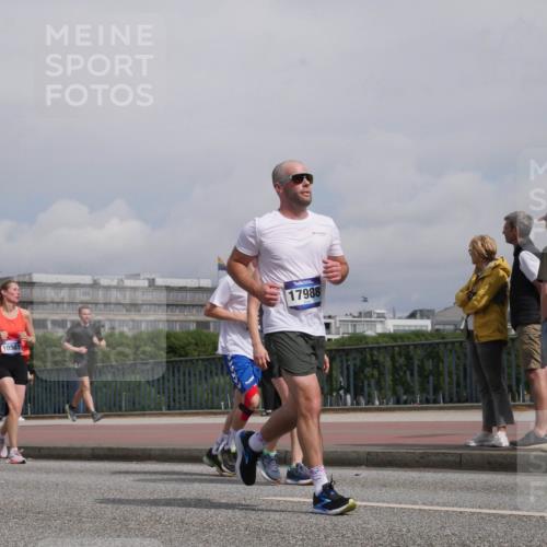 29.06.2025 - hella hamburg halbmarathon Luisa Fischer http://msf.ph/oto/8504544 29.06.2025 10:16:03 Kennedybrücke 46, 18, 10581, 17988, 1328, 4554, 5597, 5598, 8115, 9527, 10581 meine-sportfotos.de