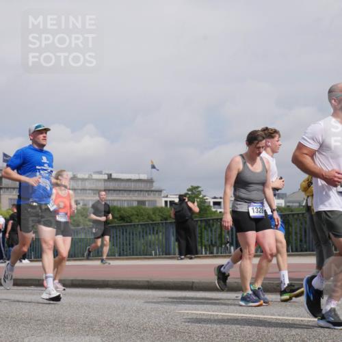 29.06.2025 - hella hamburg halbmarathon Luisa Fischer http://msf.ph/oto/8504547 29.06.2025 10:16:03 Kennedybrücke 10581, 1328, 7988, 1328, 4554, 5597, 5598, 8115, 9527, 10581 meine-sportfotos.de
