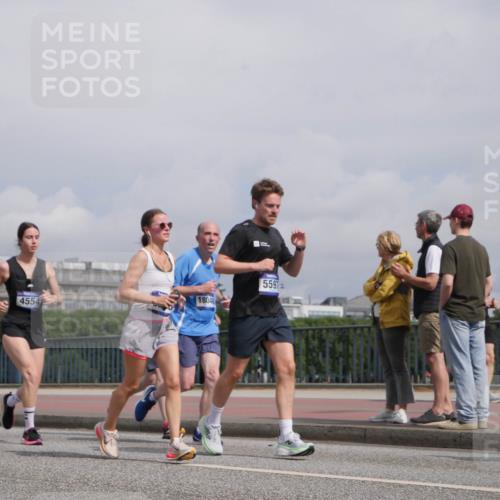 29.06.2025 - hella hamburg halbmarathon Luisa Fischer http://msf.ph/oto/8504576 29.06.2025 10:16:06 Kennedybrücke 1400, 4554, 18048, 5597, 1328, 4554, 5597, 5598, 8115, 8279, 9527, 10581 meine-sportfotos.de