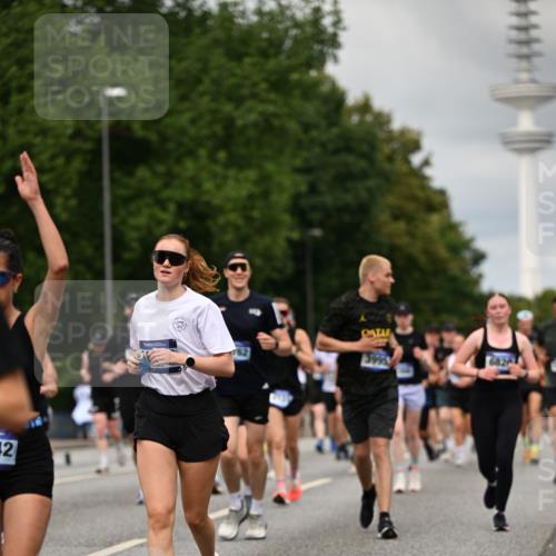 29.06.2025 - hella hamburg halbmarathon Dr. Thomas Lammeyer http://msf.ph/oto/8504629 29.06.2025 10:26:44 Kennedybrücke 1598, 2351, 2479, 2744, 2886, 3108, 3430, 3458, 3735, 3768, 3910, 3946, 3995, 4113, 4114, 4131, 4190, 4266, 4366, 4556, 4559, 4829, 4970, 5079, 6030, 6049, 6303, 6307, 6805, 6820, 6826, 6849, 6881, 6899, 6977, 7097, 7162, 7188, 7190, 7276, 7794, 7925, 8511, 8855, 8931, 9204, 9392, 9516, 10065, 10210, 10241, 10573, 10663, 10739, 10917, 10961, 11046 meine-sportfotos.de