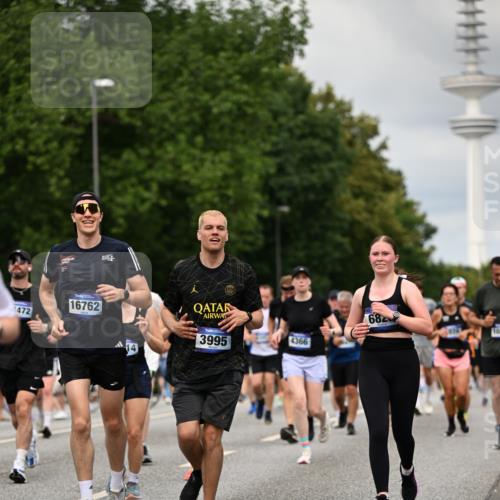 29.06.2025 - hella hamburg halbmarathon Dr. Thomas Lammeyer http://msf.ph/oto/8504658 29.06.2025 10:26:46 Kennedybrücke 1598, 2351, 2479, 2744, 2886, 3430, 3458, 3735, 3910, 3995, 4113, 4114, 4131, 4190, 4266, 4366, 4559, 4829, 4970, 6030, 6049, 6303, 6307, 6820, 6826, 6849, 6881, 6899, 6977, 7097, 7162, 7188, 7190, 7276, 7794, 7925, 8511, 8855, 8931, 9204, 9392, 9516, 10065, 10210, 10241, 10573, 10663, 10739, 10917, 10961, 11046 meine-sportfotos.de