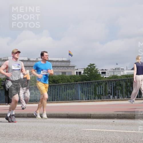 29.06.2025 - hella hamburg halbmarathon Luisa Fischer http://msf.ph/oto/8504678 29.06.2025 10:16:19 Kennedybrücke 4950, 7346, 3218, 1007, 1859, 2961, 2987, 3218, 3729, 4950, 5232, 6026, 7346, 8913, 9128 meine-sportfotos.de