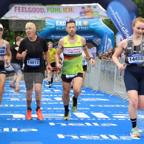 29.06.2025 - hella hamburg halbmarathon Strokosch-Dieckow http://msf.ph/oto/8504737 29.06.2025 10:51:39 Ziel 2396, 5008, 6286, 7224, 8710, 8819, 10691, 12224, 13327, 14012, 14458, 15496, 15727, 15831, 15899, 17682, 19007, 19020, 19053 meine-sportfotos.de