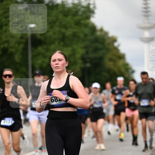 29.06.2025 - hella hamburg halbmarathon Dr. Thomas Lammeyer http://msf.ph/oto/8504753 29.06.2025 10:26:49 Kennedybrücke 1598, 2351, 2479, 2744, 2886, 3430, 3458, 3600, 3910, 3995, 4113, 4131, 4190, 4266, 4366, 4559, 4829, 4970, 6048, 6049, 6303, 6307, 6820, 6826, 6881, 6899, 6977, 7097, 7162, 7188, 7190, 7276, 7925, 8511, 8855, 8931, 9392, 10065, 10210, 10241, 10432, 10573, 10663, 10739, 10917, 11046 meine-sportfotos.de