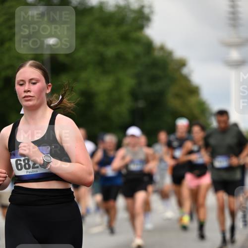 29.06.2025 - hella hamburg halbmarathon Dr. Thomas Lammeyer http://msf.ph/oto/8504771 29.06.2025 10:26:49 Kennedybrücke 1598, 2351, 2479, 2744, 2886, 3430, 3458, 3600, 3910, 3995, 4113, 4131, 4190, 4266, 4366, 4559, 4829, 4970, 6048, 6049, 6303, 6307, 6820, 6826, 6881, 6899, 6977, 7097, 7162, 7188, 7190, 7276, 7925, 8511, 8855, 8931, 9392, 10065, 10210, 10241, 10432, 10573, 10663, 10739, 10917, 11046 meine-sportfotos.de