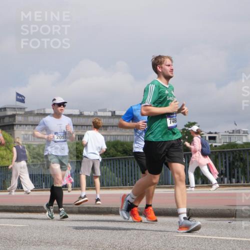 29.06.2025 - hella hamburg halbmarathon Luisa Fischer http://msf.ph/oto/8504772 29.06.2025 10:16:30 Kennedybrücke 18222, 17472, 2055, 7460, 1939, 2055, 2359, 2721, 2904, 2987, 5232, 6207, 7460, 9612 meine-sportfotos.de