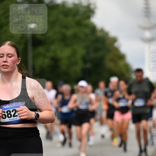 29.06.2025 - hella hamburg halbmarathon Dr. Thomas Lammeyer http://msf.ph/oto/8504776 29.06.2025 10:26:49 Kennedybrücke 1598, 2351, 2479, 2744, 2886, 3430, 3458, 3600, 3910, 3995, 4113, 4131, 4190, 4266, 4366, 4559, 4829, 4970, 6048, 6049, 6303, 6307, 6820, 6826, 6881, 6899, 6977, 7097, 7162, 7188, 7190, 7276, 7925, 8511, 8855, 8931, 9392, 10065, 10210, 10241, 10432, 10573, 10663, 10739, 10917, 11046 meine-sportfotos.de