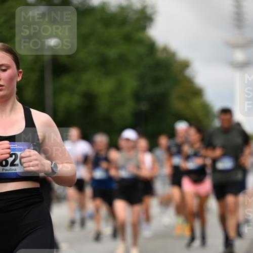29.06.2025 - hella hamburg halbmarathon Dr. Thomas Lammeyer http://msf.ph/oto/8504783 29.06.2025 10:26:49 Kennedybrücke 1598, 2351, 2479, 2744, 2886, 3430, 3458, 3600, 3910, 3995, 4113, 4131, 4190, 4266, 4366, 4559, 4829, 4970, 6048, 6049, 6303, 6307, 6820, 6826, 6881, 6899, 6977, 7097, 7162, 7188, 7190, 7276, 7925, 8511, 8855, 8931, 9392, 10065, 10210, 10241, 10432, 10573, 10663, 10739, 10917, 11046 meine-sportfotos.de