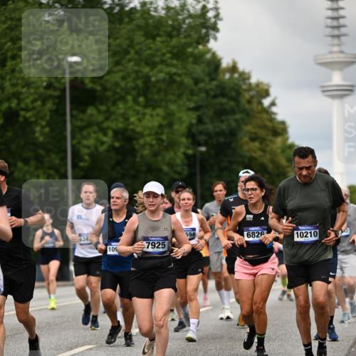 29.06.2025 - hella hamburg halbmarathon Dr. Thomas Lammeyer http://msf.ph/oto/8504794 29.06.2025 10:26:50 Kennedybrücke 1598, 2351, 2479, 2744, 2886, 3430, 3458, 3600, 3601, 3910, 3995, 4113, 4131, 4190, 4266, 4366, 4559, 4829, 4970, 6048, 6049, 6307, 6820, 6826, 6881, 6899, 6977, 7097, 7188, 7190, 7276, 7925, 8511, 8855, 8931, 9392, 10065, 10210, 10432, 10573, 10739, 10917, 11046 meine-sportfotos.de