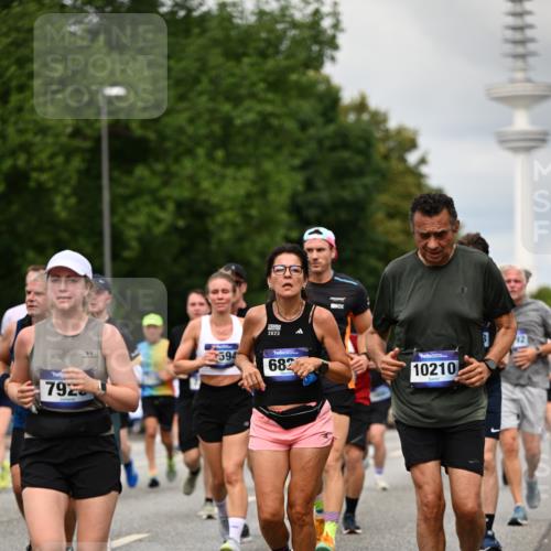 29.06.2025 - hella hamburg halbmarathon Dr. Thomas Lammeyer http://msf.ph/oto/8504841 29.06.2025 10:26:51 Kennedybrücke 2351, 2479, 2744, 2886, 3430, 3600, 3601, 3910, 3995, 4113, 4131, 4190, 4266, 4366, 4559, 4829, 4970, 6048, 6049, 6307, 6820, 6826, 6881, 6899, 7097, 7188, 7190, 7276, 7925, 8511, 8855, 8931, 9392, 10065, 10210, 10432, 10573, 10739, 10917, 11046 meine-sportfotos.de