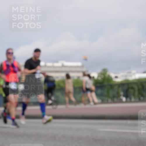 29.06.2025 - hella hamburg halbmarathon Luisa Fischer http://msf.ph/oto/8504932 29.06.2025 10:17:03 Kennedybrücke 1406, 6089, 7802, 8001, 9845 meine-sportfotos.de