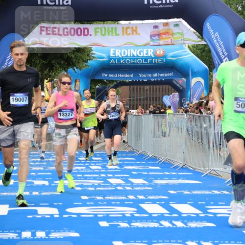 29.06.2025 - hella hamburg halbmarathon Strokosch-Dieckow http://msf.ph/oto/8504955 29.06.2025 10:51:35 Ziel 1335, 5008, 7943, 10691, 13327, 13403, 14012, 14458, 15496, 15899, 19007, 19020 meine-sportfotos.de