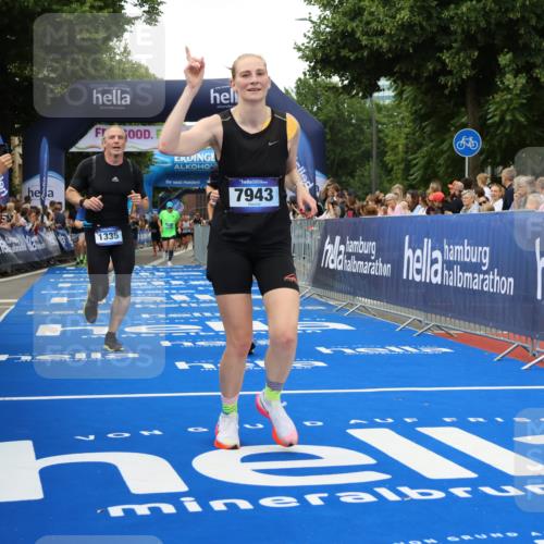 29.06.2025 - hella hamburg halbmarathon Strokosch-Dieckow http://msf.ph/oto/8504966 29.06.2025 10:51:29 Ziel 1335, 2411, 2946, 5008, 5820, 7943, 9214, 9656, 10691, 11422, 13327, 13403, 13792, 15871, 15950, 16357, 17131, 19007 meine-sportfotos.de