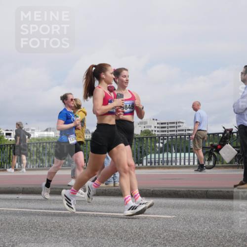 29.06.2025 - hella hamburg halbmarathon Luisa Fischer http://msf.ph/oto/8504980 29.06.2025 10:17:07 Kennedybrücke 1378, 845, 1406, 2990, 3939, 5546, 5670, 6089, 7802, 7991, 8001, 8147, 9845 meine-sportfotos.de