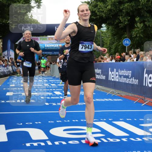 29.06.2025 - hella hamburg halbmarathon Strokosch-Dieckow http://msf.ph/oto/8505005 29.06.2025 10:51:29 Ziel 1335, 2411, 2946, 5008, 5820, 7943, 9214, 9656, 10691, 11422, 13327, 13403, 13792, 15871, 15950, 16357, 17131, 19007 meine-sportfotos.de