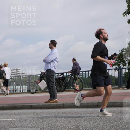 29.06.2025 - hella hamburg halbmarathon Luisa Fischer http://msf.ph/oto/8505011 29.06.2025 10:17:10 Kennedybrücke 1406, 2990, 3939, 5546, 5670, 6083, 7209, 7802, 7840, 7991, 8001, 8147, 8409, 9845 meine-sportfotos.de