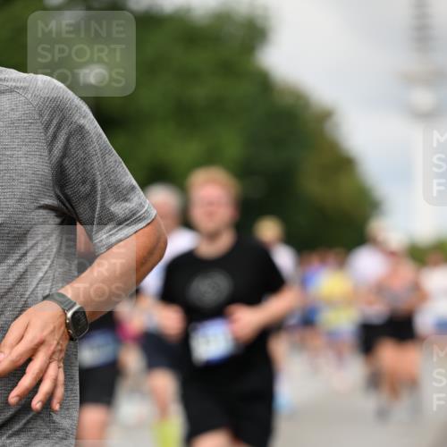 29.06.2025 - hella hamburg halbmarathon Dr. Thomas Lammeyer http://msf.ph/oto/8505043 29.06.2025 10:26:58 Kennedybrücke 2479, 2514, 2744, 2886, 3003, 3430, 3600, 3601, 3769, 3995, 4131, 4190, 4266, 4366, 4559, 4969, 4970, 5838, 6048, 6049, 6747, 6820, 6826, 6881, 6899, 7188, 7190, 7276, 7891, 7925, 8855, 8931, 9256, 9392, 10065, 10210, 10432, 10573, 10739, 10917 meine-sportfotos.de