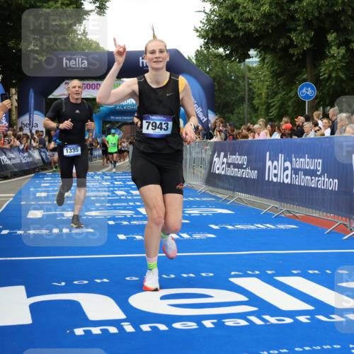 29.06.2025 - hella hamburg halbmarathon Strokosch-Dieckow http://msf.ph/oto/8505060 29.06.2025 10:51:29 Ziel 1335, 2411, 2946, 5008, 5820, 7943, 9214, 9656, 10691, 11422, 13327, 13403, 13792, 15871, 15950, 16357, 17131, 19007 meine-sportfotos.de