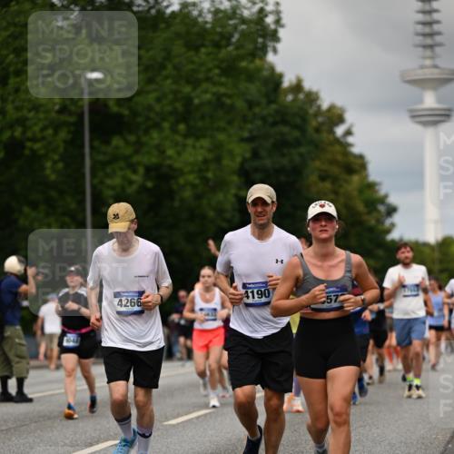 29.06.2025 - hella hamburg halbmarathon Dr. Thomas Lammeyer http://msf.ph/oto/8505095 29.06.2025 10:27:00 Kennedybrücke 2022, 2479, 2514, 2744, 2886, 3003, 3430, 3600, 3601, 3769, 3995, 4131, 4190, 4266, 4366, 4559, 4969, 4970, 5629, 5838, 6048, 6049, 6747, 6820, 6826, 6881, 7188, 7190, 7276, 7891, 7925, 8355, 8715, 8855, 8931, 9256, 9392, 10065, 10210, 10432, 10573, 10917 meine-sportfotos.de