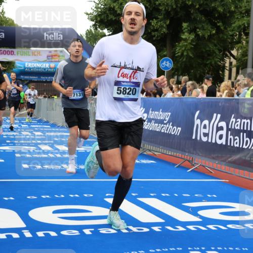 29.06.2025 - hella hamburg halbmarathon Strokosch-Dieckow http://msf.ph/oto/8505121 29.06.2025 10:51:27 Ziel 1335, 2364, 2411, 2946, 5820, 7943, 8989, 9214, 9656, 10691, 11124, 11422, 13047, 13403, 13792, 14994, 15871, 15950, 16357, 17131, 18489 meine-sportfotos.de