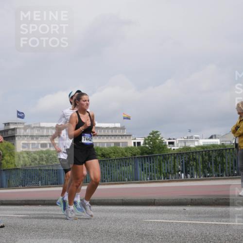 29.06.2025 - hella hamburg halbmarathon Luisa Fischer http://msf.ph/oto/8505162 29.06.2025 10:17:28 Kennedybrücke 1131, 7442, 1071, 1131, 1480, 3020, 3025, 3834, 5191, 6366, 6717, 7442, 8055, 9173, 9663, 10224 meine-sportfotos.de