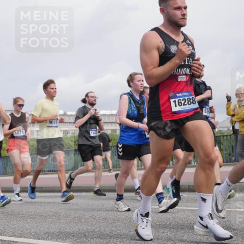 29.06.2025 - hella hamburg halbmarathon Luisa Fischer http://msf.ph/oto/8505216 29.06.2025 10:17:34 Kennedybrücke 8055, 173, 1071, 3025, 1745, 16288, 636, 1071, 1480, 1728, 3025, 3454, 3691, 6181, 6366, 6717, 6724, 8055, 8563, 8755, 9173, 10224 meine-sportfotos.de