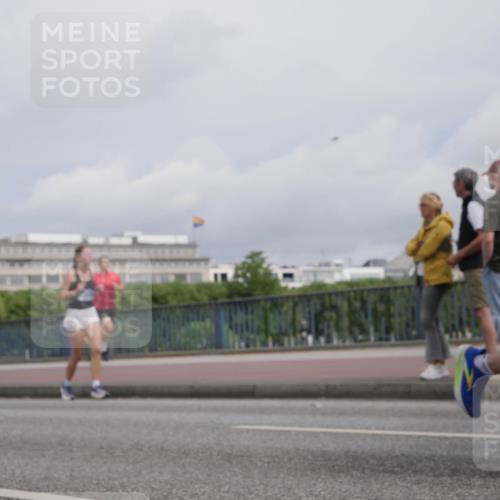 29.06.2025 - hella hamburg halbmarathon Luisa Fischer http://msf.ph/oto/8505233 29.06.2025 10:17:36 Kennedybrücke 917, 1071, 1480, 1728, 3025, 3454, 3691, 6181, 6366, 6717, 6724, 8055, 8563, 8755, 9173, 10224 meine-sportfotos.de