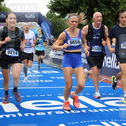 29.06.2025 - hella hamburg halbmarathon Strokosch-Dieckow http://msf.ph/oto/8505280 29.06.2025 10:51:26 Ziel 1335, 2364, 2411, 2946, 5820, 6776, 7943, 8989, 9214, 9656, 10691, 11124, 11422, 13047, 13403, 13792, 14865, 14994, 15871, 15950, 16357, 17131, 18489 meine-sportfotos.de
