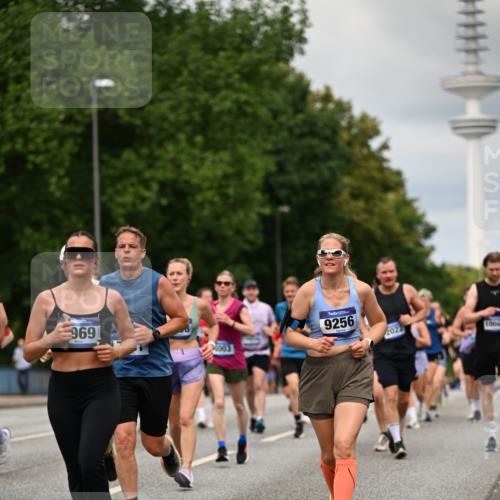 29.06.2025 - hella hamburg halbmarathon Dr. Thomas Lammeyer http://msf.ph/oto/8505345 29.06.2025 10:27:11 Kennedybrücke 1029, 1372, 1853, 2022, 2294, 2514, 2744, 2886, 3003, 3600, 3601, 3769, 4190, 4266, 4969, 5223, 5629, 5798, 5838, 6048, 6578, 6747, 6784, 6785, 6881, 7266, 7891, 7919, 8355, 8715, 9256, 9392, 10088, 10432, 10573 meine-sportfotos.de