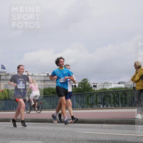 29.06.2025 - hella hamburg halbmarathon Luisa Fischer http://msf.ph/oto/8505366 29.06.2025 10:17:53 Kennedybrücke 8854, 2690, 14999, 1296, 1379, 1575, 1745, 2281, 2690, 3507, 3509, 4495, 4641, 5608, 5800, 6710, 7195, 7881, 8239, 8256, 8275, 8522, 8854, 8892, 9709, 10589, 10717 meine-sportfotos.de