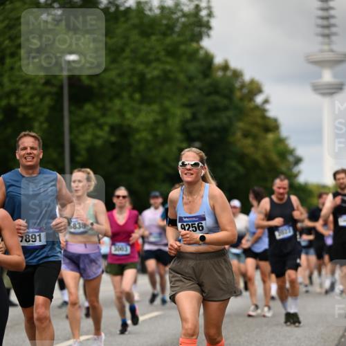 29.06.2025 - hella hamburg halbmarathon Dr. Thomas Lammeyer http://msf.ph/oto/8505370 29.06.2025 10:27:12 Kennedybrücke 1029, 1372, 1853, 2022, 2294, 2514, 2744, 3003, 3600, 3601, 3769, 4190, 4266, 4969, 5223, 5629, 5798, 5838, 6048, 6578, 6747, 6784, 6785, 6881, 7266, 7891, 7919, 8355, 8715, 9256, 9392, 10088, 10432, 10573 meine-sportfotos.de