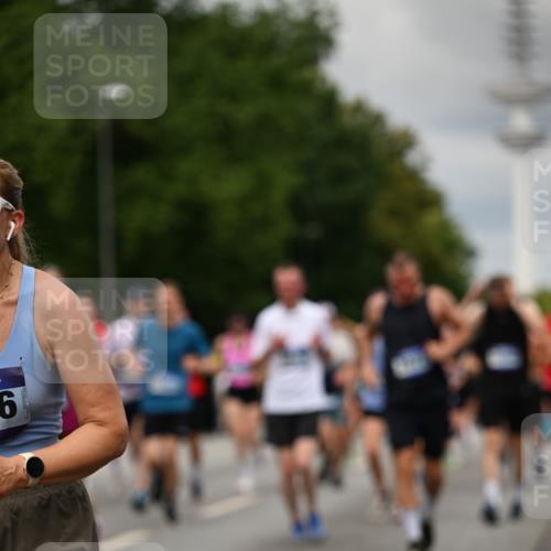29.06.2025 - hella hamburg halbmarathon Dr. Thomas Lammeyer http://msf.ph/oto/8505443 29.06.2025 10:27:14 Kennedybrücke 1029, 1372, 1853, 2022, 2294, 2514, 2744, 3003, 3600, 3601, 3769, 4793, 4969, 5223, 5629, 5798, 5838, 6048, 6578, 6747, 6784, 6785, 7266, 7891, 7919, 8355, 8715, 9256, 9301, 9512, 10088, 10432, 10573 meine-sportfotos.de