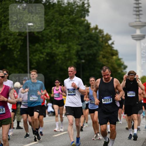 29.06.2025 - hella hamburg halbmarathon Dr. Thomas Lammeyer http://msf.ph/oto/8505456 29.06.2025 10:27:14 Kennedybrücke 1029, 1372, 1853, 2022, 2294, 2514, 2744, 3003, 3600, 3601, 3769, 4793, 4969, 5223, 5629, 5798, 5838, 6048, 6578, 6747, 6784, 6785, 7266, 7891, 7919, 8355, 8715, 9256, 9301, 9512, 10088, 10432, 10573 meine-sportfotos.de