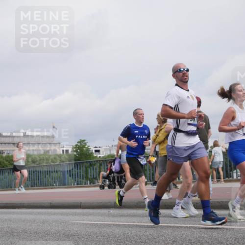 29.06.2025 - hella hamburg halbmarathon Luisa Fischer http://msf.ph/oto/8505486 29.06.2025 10:18:06 Kennedybrücke 9511, 391, 1712, 7439, 1524, 1575, 3513, 3650, 5271, 5981, 5986, 6248, 6317, 7439, 8237, 8609, 9911, 9975, 9997, 10858 meine-sportfotos.de