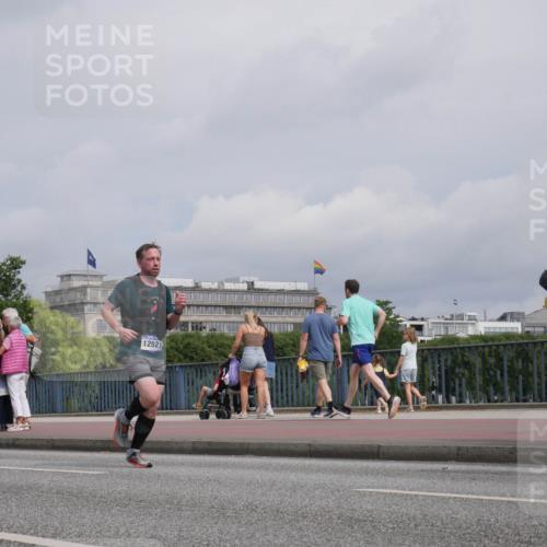 29.06.2025 - hella hamburg halbmarathon Luisa Fischer http://msf.ph/oto/8505527 29.06.2025 10:18:12 Kennedybrücke 5986, 8237, 1252, 6248, 1524, 3513, 3650, 4492, 4494, 5271, 5739, 5986, 6248, 7452, 7809, 7810, 8237, 8609, 9423, 9997 meine-sportfotos.de
