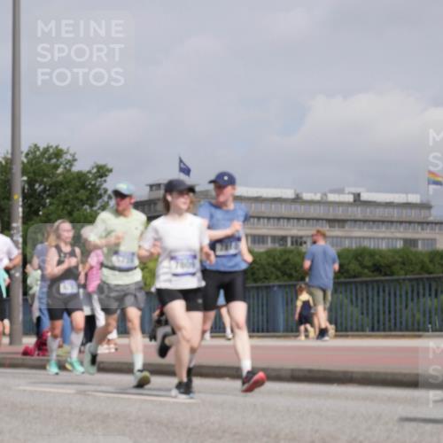 29.06.2025 - hella hamburg halbmarathon Luisa Fischer http://msf.ph/oto/8505562 29.06.2025 10:18:18 Kennedybrücke 7809, 1890, 2110, 4492, 4494, 5069, 5271, 5739, 5986, 6287, 7452, 7809, 7810, 9113, 9423, 9657, 9997, 10775 meine-sportfotos.de