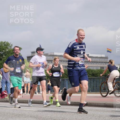29.06.2025 - hella hamburg halbmarathon Luisa Fischer http://msf.ph/oto/8505606 29.06.2025 10:18:22 Kennedybrücke 21, 10775, 1890, 7452, 1890, 2110, 2494, 4007, 5069, 5739, 6287, 7452, 7809, 7810, 9113, 9657, 10775 meine-sportfotos.de