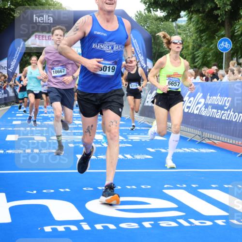 29.06.2025 - hella hamburg halbmarathon Strokosch-Dieckow http://msf.ph/oto/8505631 29.06.2025 10:51:17 Ziel 1461, 1817, 2364, 2411, 2636, 2718, 2946, 4404, 4814, 5600, 6027, 6657, 6776, 8316, 8930, 8989, 9214, 9476, 9656, 10480, 10667, 10868, 11124, 11512, 11625, 12016, 13047, 14865, 14994, 15480, 15950, 16357, 17530, 18019, 18489 meine-sportfotos.de