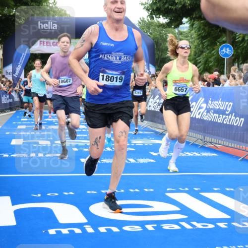29.06.2025 - hella hamburg halbmarathon Strokosch-Dieckow http://msf.ph/oto/8505645 29.06.2025 10:51:17 Ziel 1461, 1817, 2364, 2411, 2636, 2718, 2946, 4404, 4814, 5600, 6027, 6657, 6776, 8316, 8930, 8989, 9214, 9476, 9656, 10480, 10667, 10868, 11124, 11512, 11625, 12016, 13047, 14865, 14994, 15480, 15950, 16357, 17530, 18019, 18489 meine-sportfotos.de