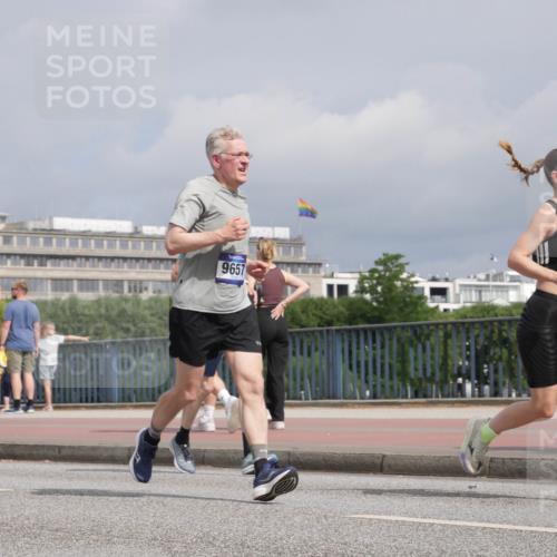 29.06.2025 - hella hamburg halbmarathon Luisa Fischer http://msf.ph/oto/8505661 29.06.2025 10:18:27 Kennedybrücke 9, 23, 2021, 963, 9657, 1693, 1890, 2110, 2494, 2989, 3417, 4007, 4466, 5069, 6376, 6576, 9113, 9556, 9657, 9847 meine-sportfotos.de