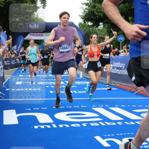 29.06.2025 - hella hamburg halbmarathon Strokosch-Dieckow http://msf.ph/oto/8505666 29.06.2025 10:51:18 Ziel 1461, 1817, 2364, 2411, 2636, 2718, 2946, 4404, 4814, 5600, 5820, 6657, 6776, 8316, 8930, 8989, 9214, 9476, 9656, 10480, 10667, 10868, 11124, 11422, 11512, 11625, 12016, 13047, 14865, 14994, 15480, 15950, 16357, 17530, 18019, 18489 meine-sportfotos.de