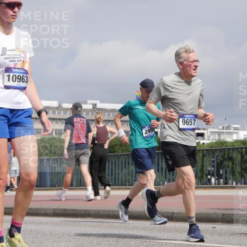 29.06.2025 - hella hamburg halbmarathon Luisa Fischer http://msf.ph/oto/8505669 29.06.2025 10:18:28 Kennedybrücke 17, 19, 23, 2021, 10963, 249, 9657, 1890, 2494, 2989, 3417, 4007, 4466, 5069, 6376, 6576, 9556, 9657, 9847 meine-sportfotos.de