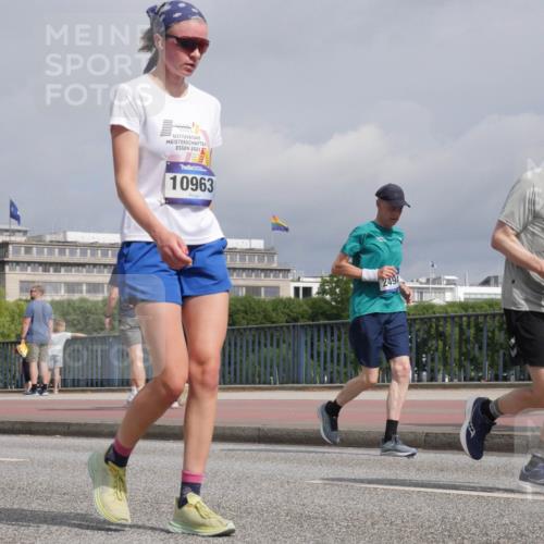 29.06.2025 - hella hamburg halbmarathon Luisa Fischer http://msf.ph/oto/8505673 29.06.2025 10:18:28 Kennedybrücke 17, 19, 23, 2021, 10963, 2494, 1890, 2494, 2989, 3417, 4007, 4466, 5069, 6376, 6576, 9556, 9657, 9847 meine-sportfotos.de