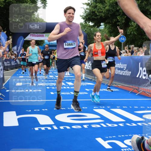29.06.2025 - hella hamburg halbmarathon Strokosch-Dieckow http://msf.ph/oto/8505677 29.06.2025 10:51:18 Ziel 1461, 1817, 2364, 2411, 2636, 2718, 2946, 4404, 4814, 5600, 5820, 6657, 6776, 8316, 8930, 8989, 9214, 9476, 9656, 10480, 10667, 10868, 11124, 11422, 11512, 11625, 12016, 13047, 14865, 14994, 15480, 15950, 16357, 17530, 18019, 18489 meine-sportfotos.de